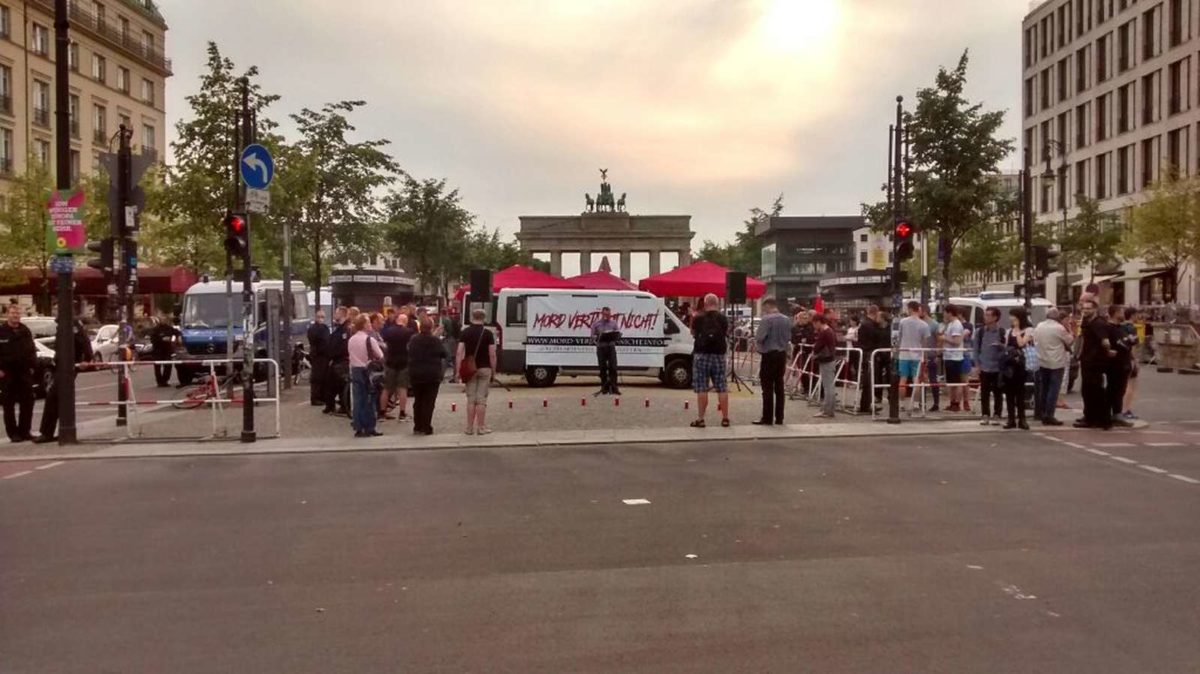 Kundgebung zum Todestag an der Britischen Botschaft in Berlin